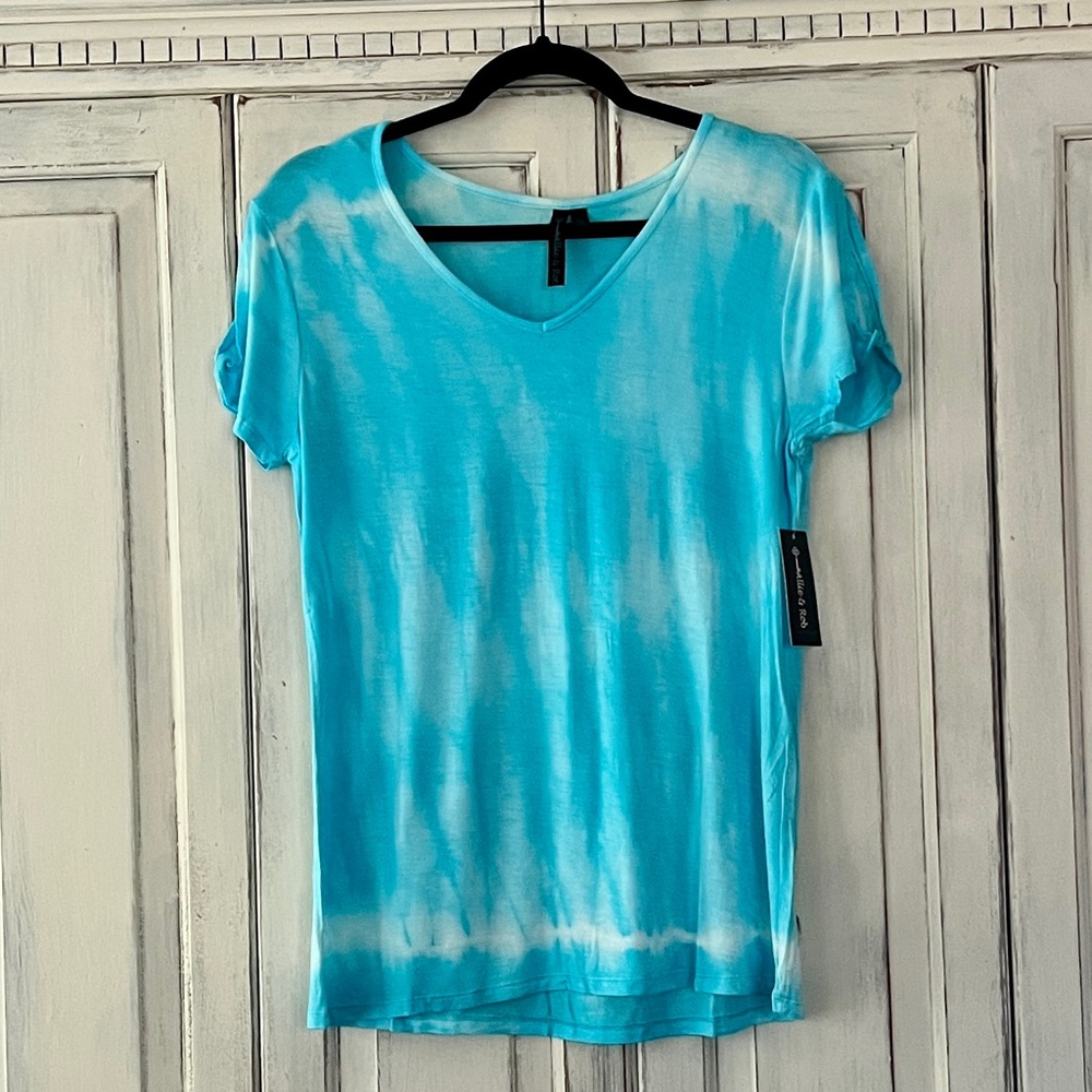 🟠NWT ALLIE & ROB Tie-Dye Split Sleeve V-Neck T-Shirt in Aqua/White